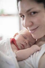 Hijo beb&eacute; durmiendo junto al pecho de su madre