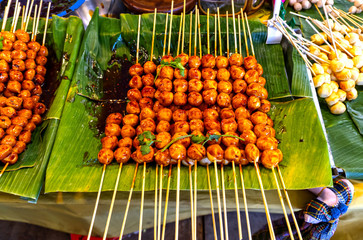 Roast pork fish balls in a hot pan, sauce eaten sweet and sold in the general market      