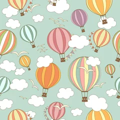Fotobehang Luchtballon Veelkleurige gestreepte heteluchtballonnen met gorzen, vogels en wolken in de lucht. Naadloze patroon. Leuke achtergrond, kinderbehang. Vectorillustratie in cartoon-stijl