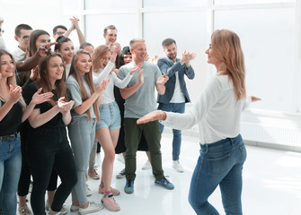 Obraz premium team of diverse young people welcoming their leader