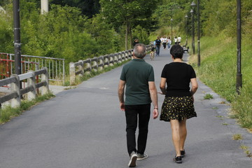 Couple walking in an urban environment