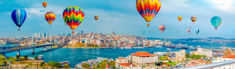 Papier Peint photo Lavable Ballon Tour de Galata, pont de Galata, quartier de Karaköy et montgolfière matinale au-dessus de la Corne d& 39 Or, Istanbul - Turquie