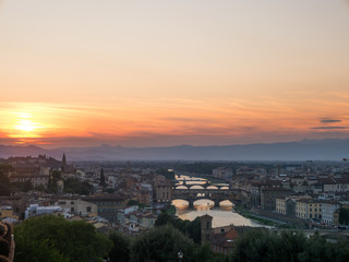 Fototapeta na wymiar Joli coucher de soleil sur les hauteurs de Florence en Italie