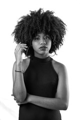 penteado afro black power  linda garota, foto em preto e branco plano médio