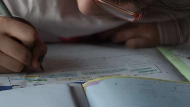 kind m&auml;dchen macht Hausaufgaben zuhause homeworking zuhause lernen 