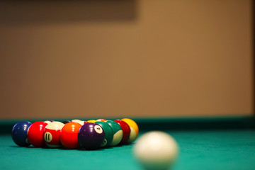 BilliaBilliard balls in a pool table. 