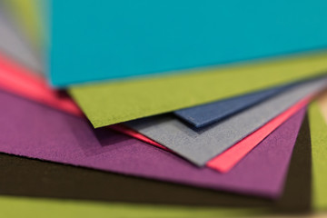 Empilement de papiers cartonnés de couleur