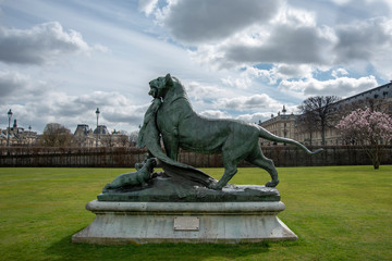 Tigresse Portant un Paon a ses Petits, Bronze Statue, in Place au Jardin des Tuileries - 322598064