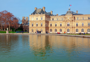 Fototapeta na wymiar Luxembourg Palace in Paris reflected in the water 