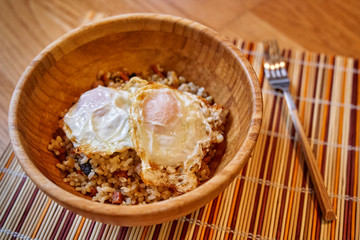 Bowl with integral rice, vegetables, ham and fried eggs