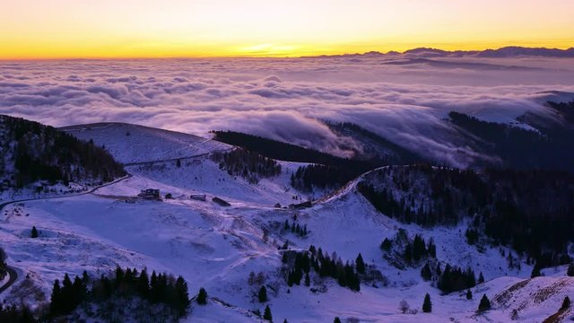 tramonto inverno con neve sul Monte Grappa