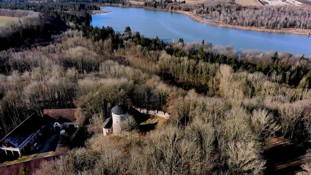 Luftaufnahme der Burgruine Haltenberg mit Blick auf die Lechstaustufe 19 im Winter ohne Schnee