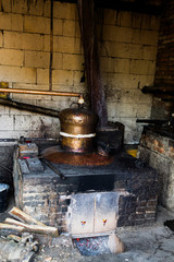 Plakat Brandy equipment - Alembic. It consists of a distillation boiler, placed on a fireplace, a cooling coil and a container for collecting the distillate.