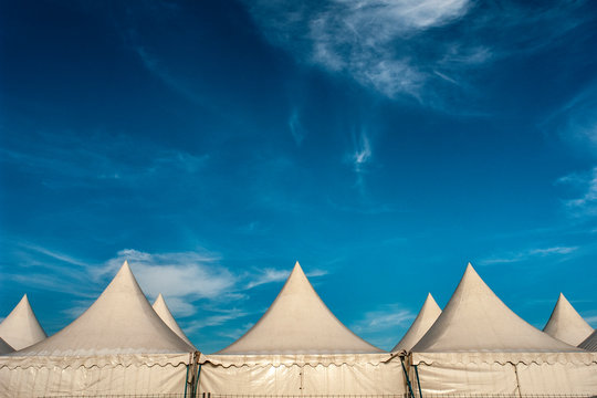 Techos de lona de carpas blancas y cielo azul