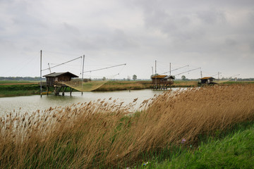 Fototapeta na wymiar capanni da pesca nell'oasi dell'Ortazzo - Delta del Po