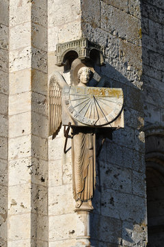 statue  cadran solaire sur la fa&ccedil;ade sud de la cath&eacute;drale de Chartres