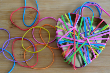 Cuore metallico con elastici colorati