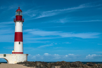 Fototapeta na wymiar old lighthouse of itapua in bahia