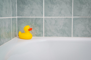 Patito de goma amarillo en el baño