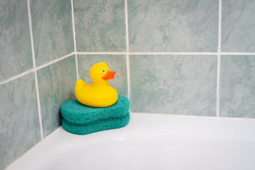 Patito de goma amarillo en el baño