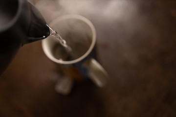 Tee kochen mit heißes Wasser eingießen