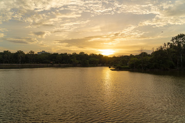 Fototapeta premium Sunset over lake in Bangalore city