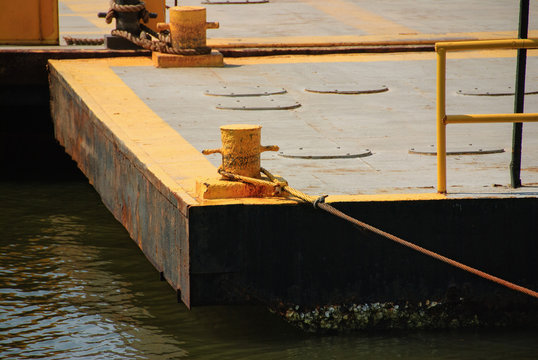 Detail of the anchor rope in the cananeia port.