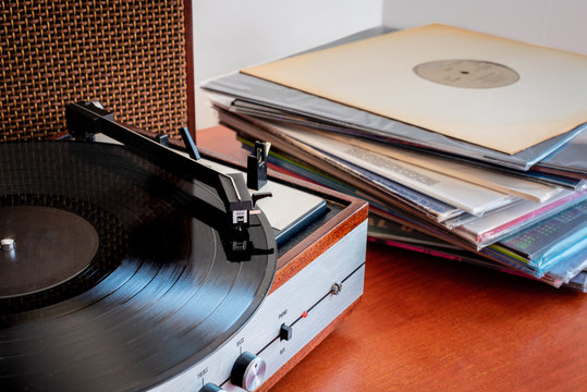 Vintage Tocadiscos Vinilo Reproductor De Discos Aislados En Blanco Foto de  stock y más banco de imágenes de Aguja del tocadiscos - iStock