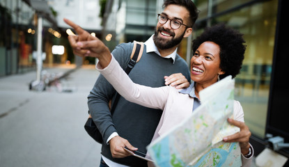 Obraz premium Summer holidays, dating, love and tourism concept. Smiling couple in the city