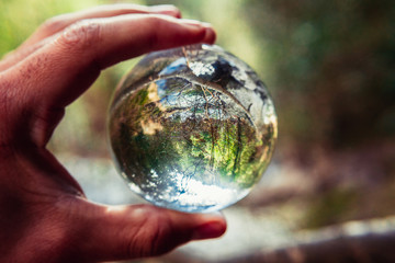 Naturaleza reflejada en una esfera de cristal