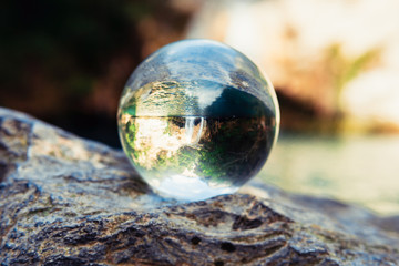 Naturaleza reflejada en una esfera de cristal © RayArt