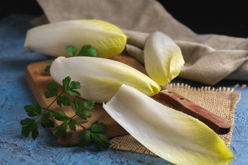 Deliciosas endivias frescas para comer