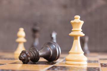 Scacchi fotografati su una scacchiera