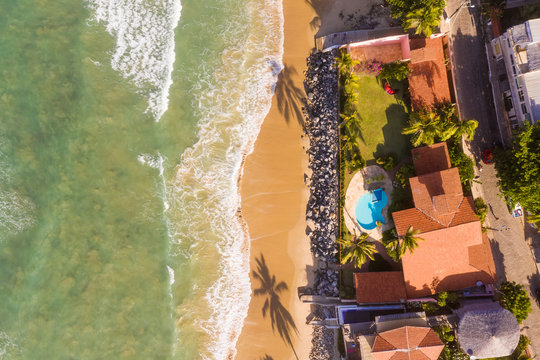 Aerial view of houses on the shore of the beach, Taiba, S&bdquo;o Gon&Aacute;alo do Amarante, Cear&middot;, Brazil