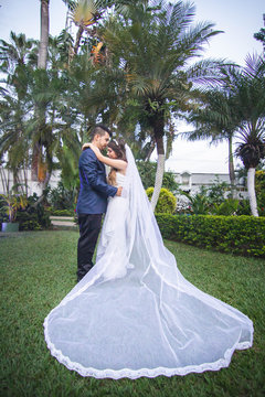 recien casados abrazados 