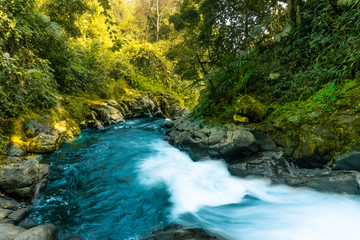 Obraz premium River on top of a waterfall in Costa Rica