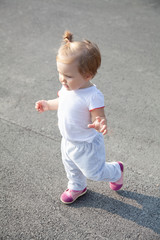 Fototapeta premium babyes first steps