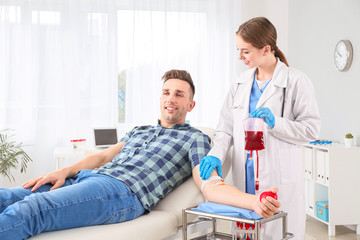 Obraz premium Man donating blood in hospital