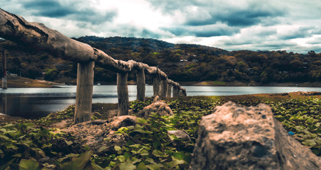 Paisaje de lago, montaña y piedra