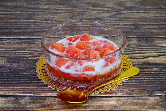 Thai dessert : Crunchy red rubies or Tab Tim Krob, made from water chestnut, tapioca starch, coconut milk and sugar syrup. Famous Thai iced dessert. Selective focus with copy space.