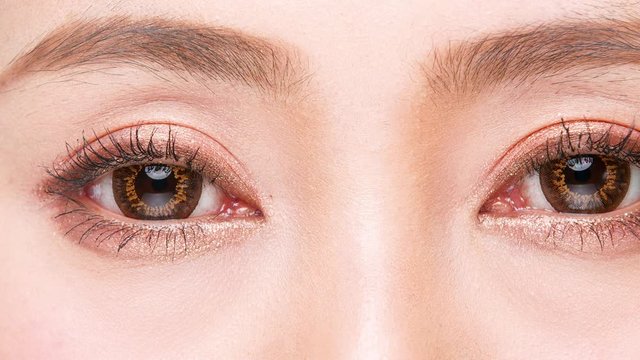 カラーコンタクトレンズ・若い女性の目のクローズアップ