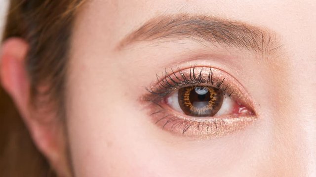 カラーコンタクトレンズ・若い女性の目のクローズアップ