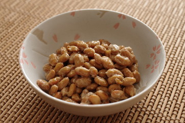 白い器に入った納豆