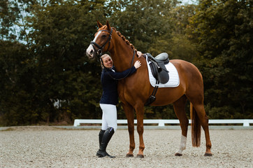 Frau umarmt ihr Pferd auf einem Turnier © Talitha
