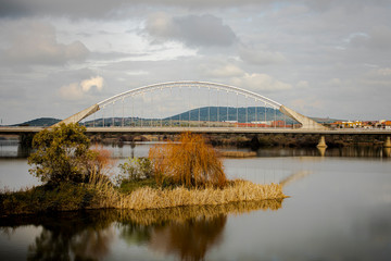 Obraz premium Modernist bridge gives self-sustained access to the city