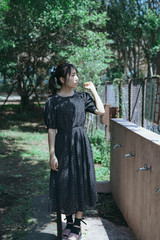 Naklejka premium 春 夏 公園 ポニーテール 女性 ポートレート