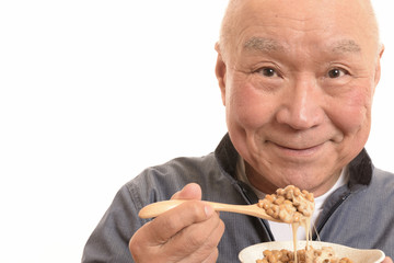 納豆を食べる日本人シニア