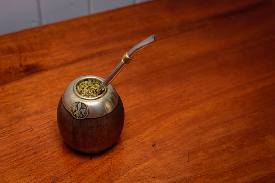Mate de madera cebado con flor de lis en alpaca