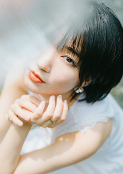 水辺の女性