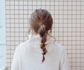 秋 冬 ポニーテール ヘアアレンジ ベランダ 女性 後ろ姿